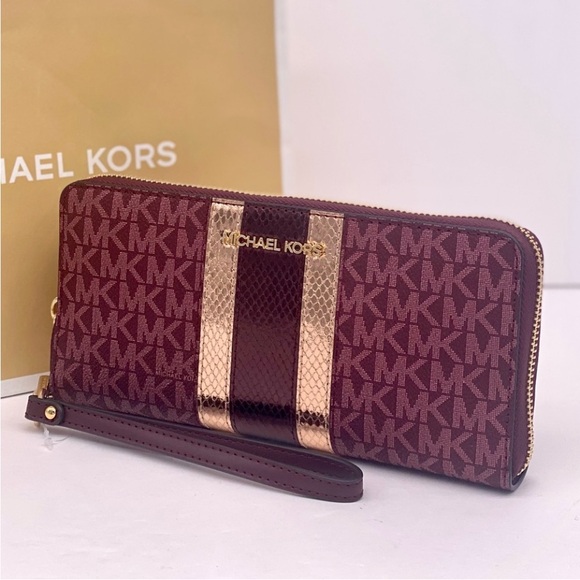 Michael Kors Jet Set
Travel Large Signature
Logo and Metallic Continental Wallet - Picture 4 of 11